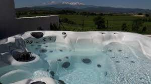 spa avec vue sur les montagnes spa spa jacuzzi jacuzzi