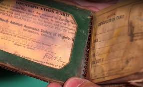 Carteira perdida há quase 70 anos é achada em escola e devolvida para a  dona