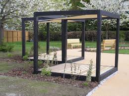 Le Top Des Abris De Jardin 45 Idees Design Archzine Fr Pergola Dans Le Jardin Abri De Jardin Barriere Jardin