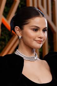 Selena Gomez Hair & Beauty Styles in Pictures