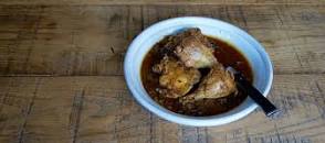 Pollo con vino, azafrán y harina tostada