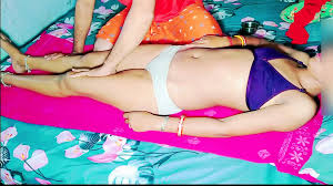 Sonam Malkin Ne Noker Se Massage Karwai Servent Changed His Mind When  Younger Malkin Sonam Front of Him in Hot Bikni Part-1