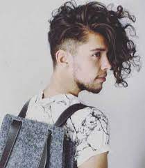 Frisur Ideen Fur Manner Mit Lockigem Haar Neueste Frisuren Hipster Hairstyles Undercut Curly Hair Long Hair Styles