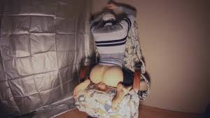 Симпатичную фембой трахнул большой член