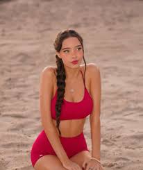 Lydia Wilson - Free pics, galleries & more at Babepedia