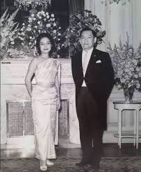 สำหรับท่านผู้หญิงบุญเรือนสมรสกับพลเอกชาติชาย ชุณหะวัณ อดีตนายกรัฐมนตรี ซึ่งขณะนั้นผู้บังคับหมวดกองพันทหารม้าที่ 1 รักษา. 26e Ohuvwztcdm