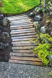 Diy Gartenzubehor Aus Brettern Macht Den Weg Zum Garten Einfach Pflegeleichter Garten Diy Garten Landschaftsbau