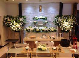 新しいご葬儀の会場 白基調のおしゃれな会館 生花店 葬儀 祭壇