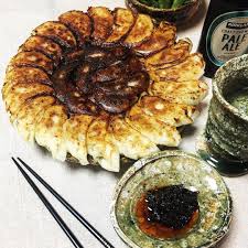 segacyan instagram 焼き餃子 です マツコの知らない世界 で紹介された 東京餃子通信 塚田家のレシピに準じて作りました 陳建一レシピの 手作りラー油 を添えました あらら 村越さんのお皿 見えなくなっちゃった 餃子 potstickers gyoza grilleddumplin