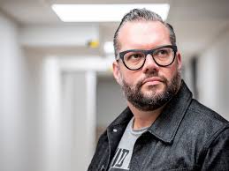 Alex Agnew moet 70 shows schrappen: "Ik verlies een bedrag met veel nullen" 