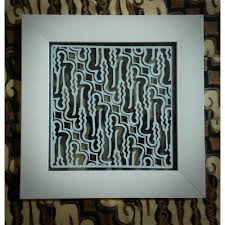 Lukisan yang di tempel di dinding ruang tamu ini akan lebih cantik dengan pencahayaan remang dari lampu dinding unik yang menempel di sekitarnya. Hiasan Dinding Batik Rumah Bumn