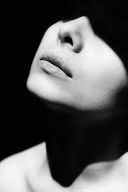 Black And White Photos Of Faces In Shadows Portrait Photography Women Black And White Portraits Contrast Photography