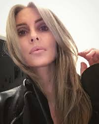 It Makes Me Look Younger,” a 55-Year-Old Model Ditched Hair Dye and Never  Looked Back