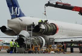 Engineers Replacing A Burnt Out Engine On A Sas Md 87 This Incident Happened In Flight Pavlebcn S Ph Douglas Aircraft Aircraft Maintenance Aircraft Mechanics