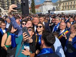 Președintele klaus iohannis a semnat joi decretele pentru numirea în funcții a noilor șefi la parchetul general, dna și diicot; Klaus Iohannis La Cluj Ce Nu S A VÄƒzut La Tv Boc CÄƒtre Orban Ai Venit SÄƒ Iei PrimÄƒria Dcnews