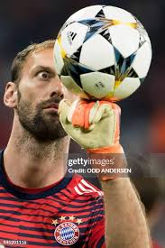 Sandro Wagner of Muenchen speaks with Referee William Collum during... News  Photo