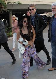 Meanwhile, butler, 24, took to twitter to praise his girlfriend for her stellar performance while he watched from the audience. Vanessa Hudgens Flashes Her Knickers After Boyfriend Austin Butler Accidentally Pulls Her Trousers Down Daily Mail Online