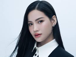 Chiến thần Võ Hà Linh nhiều lần livestream dậy sóng, bán hàng rẻ như cho