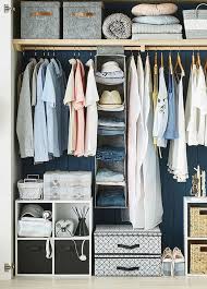 Memiliki lemari pakaian yang tertata adalah langkah pertama untuk memiliki ruangan yang tertata dan kemudian gantungan pakaian dari kawat bukanlah pilihan yang tepat. 6 Tips Merapikan Lemari Pakaian Dengan Cantik