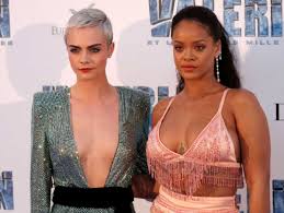 Os sites newsnationusa e mto news confirmaram com duas fontes independentes em barbados, país de origem da cantora, que a empresária bilionária . Fas Suspeitam Que Rihanna Esta Gravida
