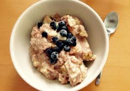 Dinkelvollkorn Porridge Mit Heidelbeeren Rezept Rezept Heidelbeeren Rezepte Lebensmittel Essen Dinkelkleie