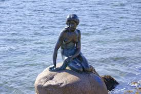 Die kleine meerjungfrau aus dem gleichnamigen märchen des dänischen dichters hans christian andersen ist zum wahrzeichen von kopenhagen geworden. Die Kleine Meerjungfrau Danemark
