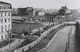 Doch heute, 30 jahr nach dem mauerfall, ist von dieser einstigen barriere kaum mehr etwas zu sehen. Quermania Wie Lange Stand Die Berliner Mauer Berlin Informationen Zur Geschichte Der Ddr
