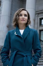 Netflix S Love Guaranteed Is Worth Watching Just For The Insane Amount Of Cozy Coats In 2020 Rachel Leigh Cook Coat Cozy Coats