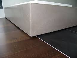 Anschlussdetail Parkettboden Silikonfuge Schlutterschiene Fliesen Der Sichtbetonsockel Schwebt Geradezu Uber Dem Bod Fussboden Fliesen Fussbodenheizung