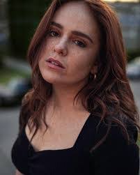 Jessica Bloom's Instagram, Twitter & Facebook