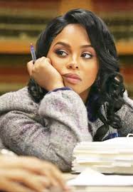 Damn lil Kim was so pretty what happened? 😩