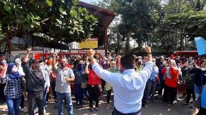 Maka anda tidak perlu ragu dan binging dalam memesan. 4 Bulan Dirumahkan Ratusan Buruh Pt Golden Flower Demo Minta Kejelasan Upah Tribunnews Com Mobile