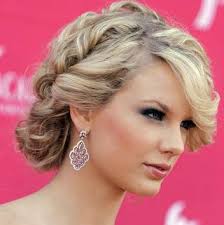Taylor Swift Topuz Modelleri 2015 Taylor Swift Sac Modelleri Updos For Medium Length Hair Medium Hair Styles Medium Length Hair Styles
