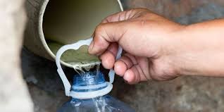 L'accès à l'eau potable est un enjeu sanitaire très important dans les pays en voie de développement où plus d'un milliard de personnes n'y ont pas accès et où huit millions de personnes meurent par an. Quatre Idees Recues Sur La Penurie D Eau Dans Le Monde