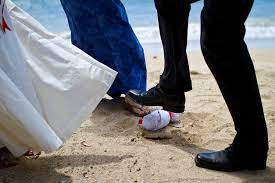 Jewish Wedding Traditions Breaking The Glass Jdate