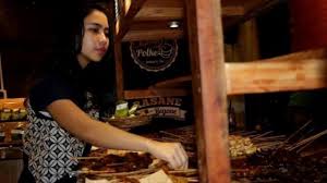 Angkringan (berasal dari bahasa jawa ' angkring ' yang berarti duduk santai) adalah sebuah gerobag dorong yang menjual berbagai macam makanan dan minuman yang biasa terdapat di setiap pinggir ruas jalan di jawa tengah dan yogyakarta. 6 Tips Buka Warung Angkringan Yang Laris Dan Beda Dari Yang Lain Santai Modal Bisa Diatur