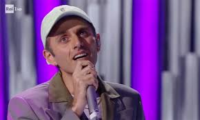 Ghemon, pseudonimo di giovanni luca picariello (avellino, 1º aprile 1982), è un rapper e cantautore italiano. Chi E Ghemon Biografia Eta Fidanzata E Frasi Canzoni Famose