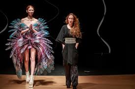 De stichting zelfbeschadiging, waar zij als. Modeontwerpster Iris Van Herpen Succes Moet Je Niet Teveel Nastreven Het Parool