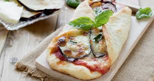 Pizza con melanzane e casatella per il menù del rientro a scuola 19 settembre 2018 buongiorno a tutti, si stanno riaprendo le scuole e idea manu' ha pensato di dedicare l'uscita di oggi a tutti coloro che tornano sui banchi pronti ad affrontare un nuovo anno di lavoro e di esperienze, speriamo, positive e formative. Pizza Parmigiana Con Le Melanzane Alla Siciliana Dulcisss In Forno