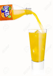 30 fois 5,69 = 170,7. Londres Royaume Uni 20 Janvier 2018 Verser La Boisson Non Alcoolisee Fanta De Bouteille En Verre Sur Fond Blanc Fanta Est Une Boisson Gazeuse Gazeuse Populaire A La Saveur De Fruits Creee
