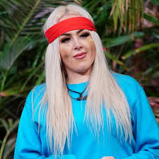 Aktuell arbeitet sie im backoffice bei einer versicherung in wien. Ibes Dschungelshow Lydia Kelovitz Schmuggelt Schnaps Ins Tiny House