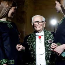 C'est ce qui explique pourquoi le doubleur français décidera de remplacer calvin klein par pierre cardin, infiniment plus populaire chez nous. Mort De Pierre Cardin Couturier Des Beatles Retour Vers Le Futur 5 Anecdotes