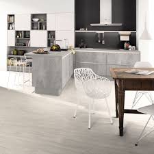 Material Und Stilmix In Der Kuche Beton Trifft Auf Holz Und Edelstahl Griffloses Kuchendesign Auf Vintage Esstisch Und Kuchen Planung Betonkuche Kuche Beton