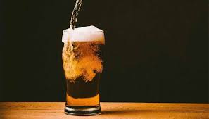 Una  persona promedio consume alrededor de 5882litros de cerveza y 1694 botellas de vino durante toda su vida