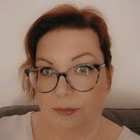 Tracy Oram's Instagram, Twitter & Facebook