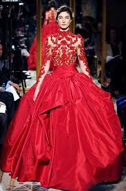 Die alte, engere bedeutung dehnt sich auf neue gegenstände, prozesse und sachverhalte aus. Brautkleid In Rot Bedeutung Der Farbe Und Tipps Fur Mutige Braute Couture Mode Rot Anziehen Modestil