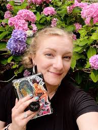 🌿What has been your favorite read so far this summer?🌿 Hi friends! Here's  my face to prove that I'm still here, lurking and alive! I've been burned  out and busy with real