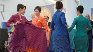 Dapat menenangkan sistem saraf sehingga pikiran menjadi lebih jernih dan lebih percaya diri. Jingga Hijau Tosca Ungu Dan Biru Ini 4 Makna Di Balik Seragam Pramugari Garuda Indonesia Tribun Travel