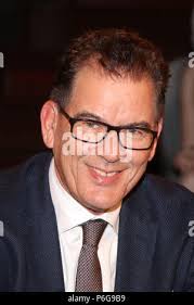 La televisione tedesca presenter Markus Lanz (L) e il tedesco stilista Karl  Lagerfeld posano per una foto dopo la registrazione del televisore talk  show "arkus Lanz' di tedesco emittente pubblica ZDF ad