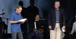 A northern virginia pastor who prayed for donald trump during the president's apparently impromptu sunday visit to the mclean bible church is defending his actions amid controversy among the congregation. Blindsided Pastor Forced To Explain To Hurt Congregation Why He Prayed For Trump After President Just Showed Up
